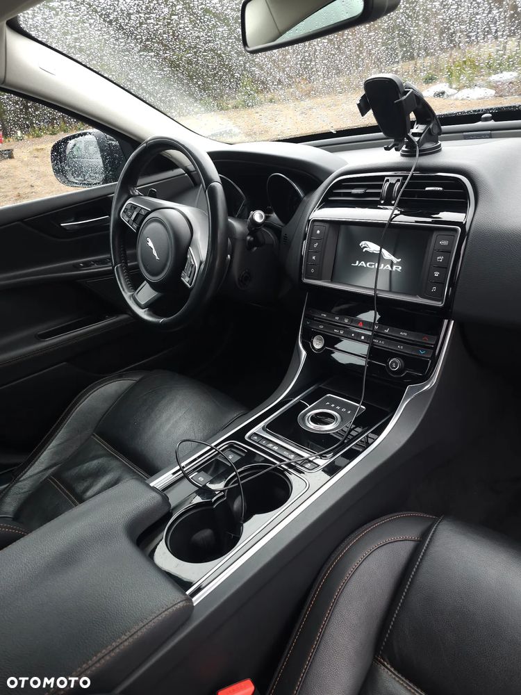 Jaguar XE 20t Prestige - 10