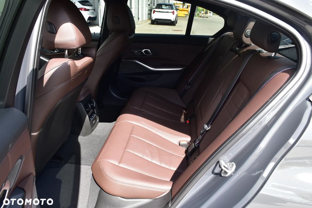 BMW Seria 3 330i xDrive M Sport - 21