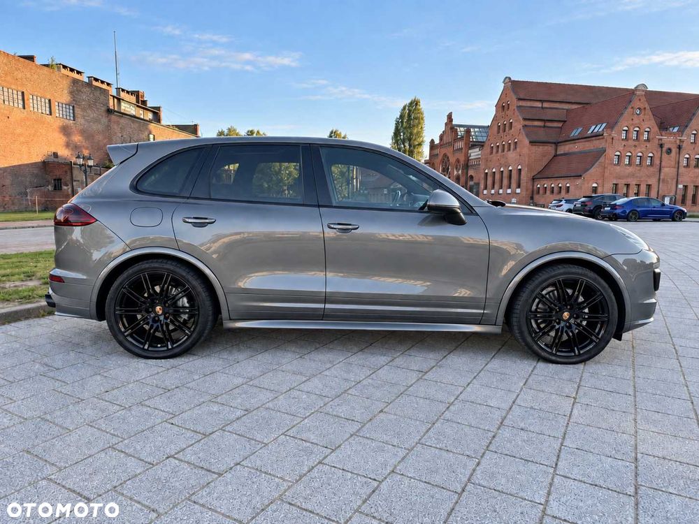 Porsche Cayenne - 1