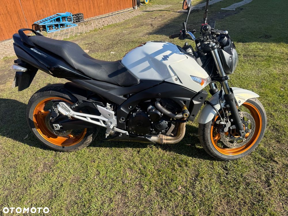 Suzuki GSR - 1