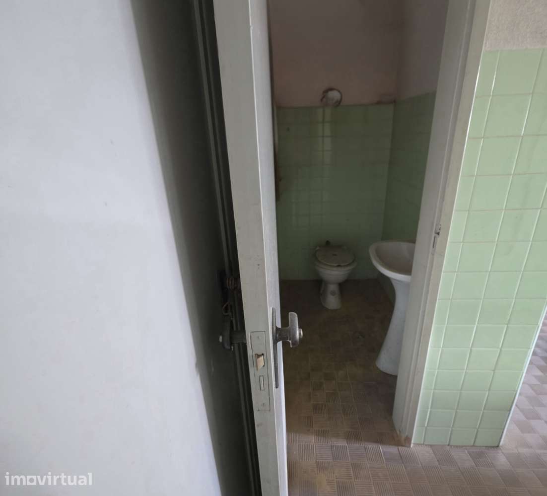 Garagem de 20 m² com WC e acesso direto à rua — São João do Estoril - Grande imagem: 3/4