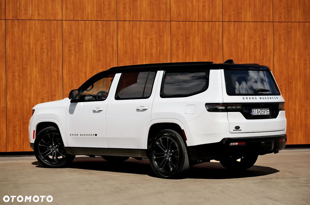 Jeep Grand Wagoneer - 8