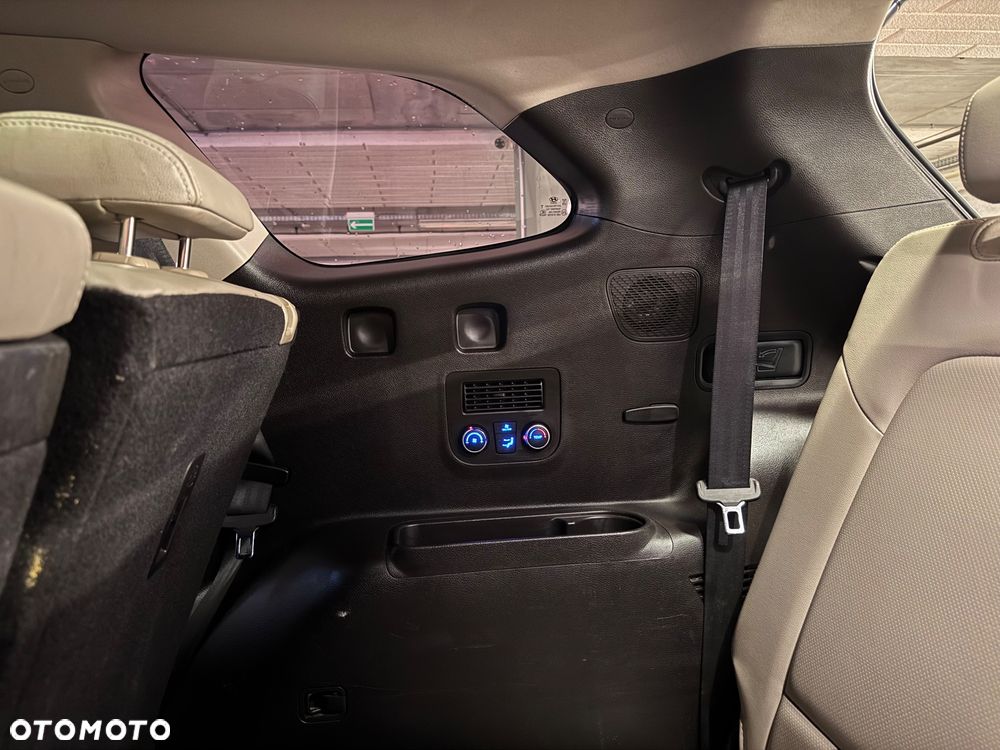 Hyundai Grand Santa Fe - 40