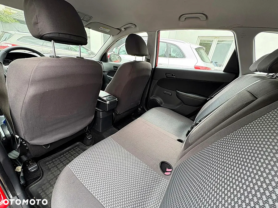 Hyundai i30 1.4 Base + - 14