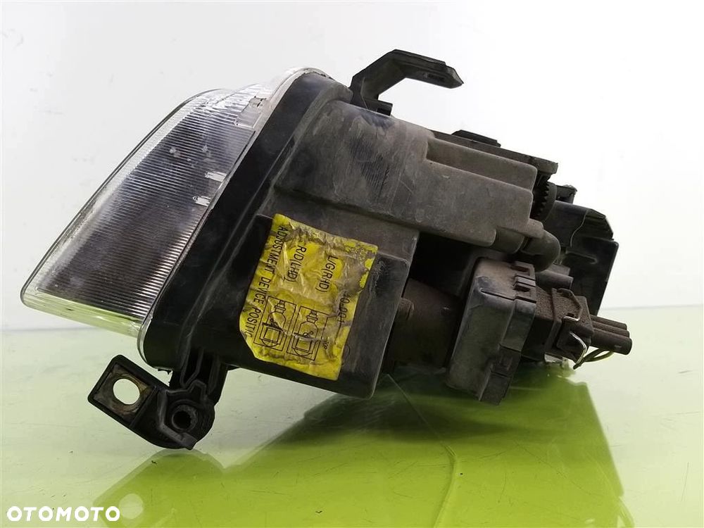 Reflektor lampa przód prawa Audi A4 B5 PRZED LIFTEM 95-99 R 4411136R - 2