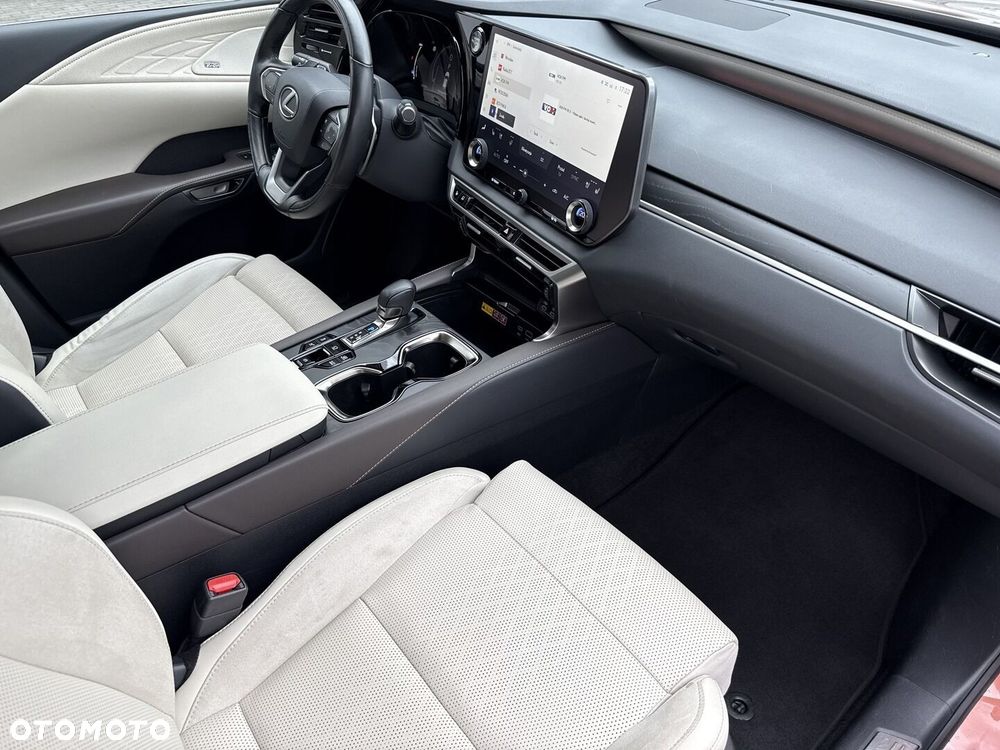 Lexus RX 450h+ Omotenashi - 10