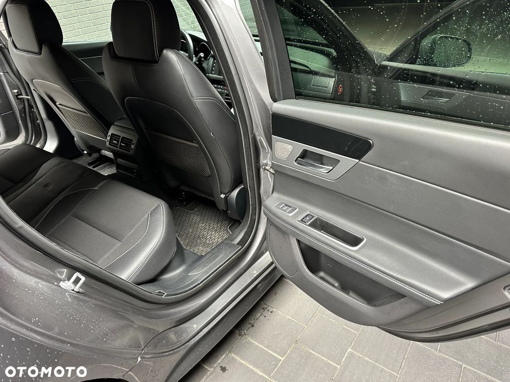 Jaguar XF 2.0 i4D R-Sport - 32