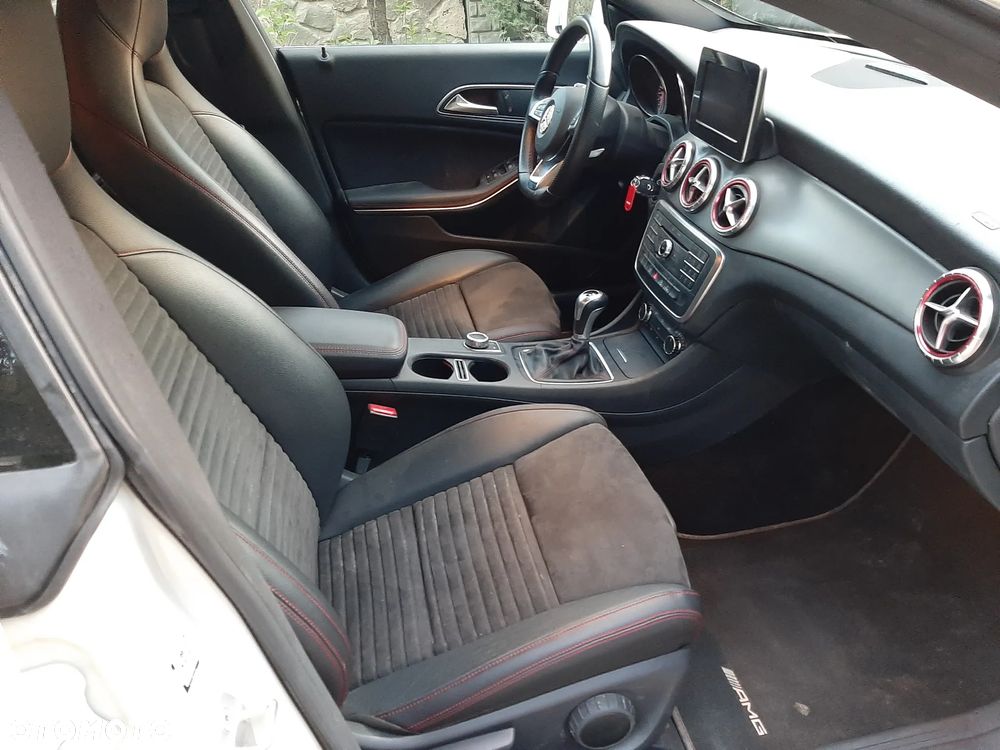 Mercedes-Benz CLA 180 AMG Line - 14