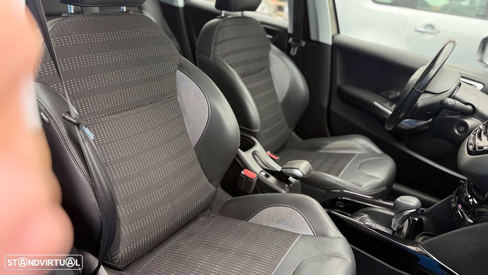 Peugeot 2008 1.2 PureTech Allure EAT6 - 5