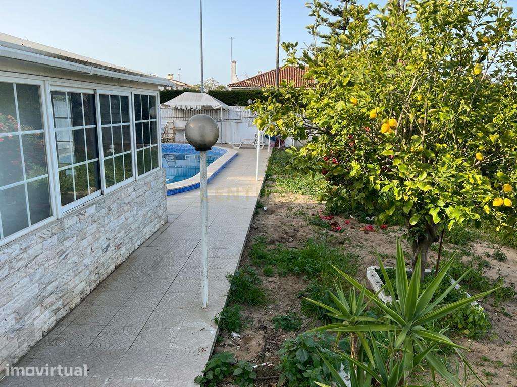 Moradia com Piscina e Terreno com 735m2 - Grande imagem: 4/31