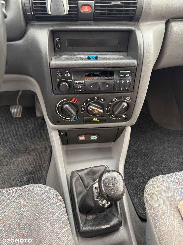 Opel Astra 1.6 GL - 13