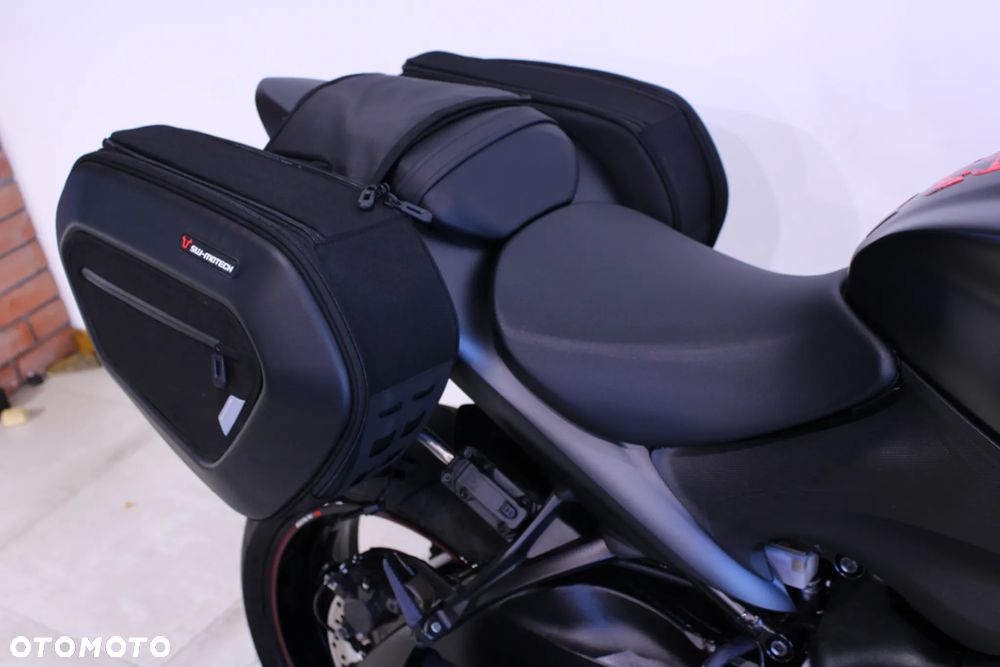 Suzuki GSX - 16