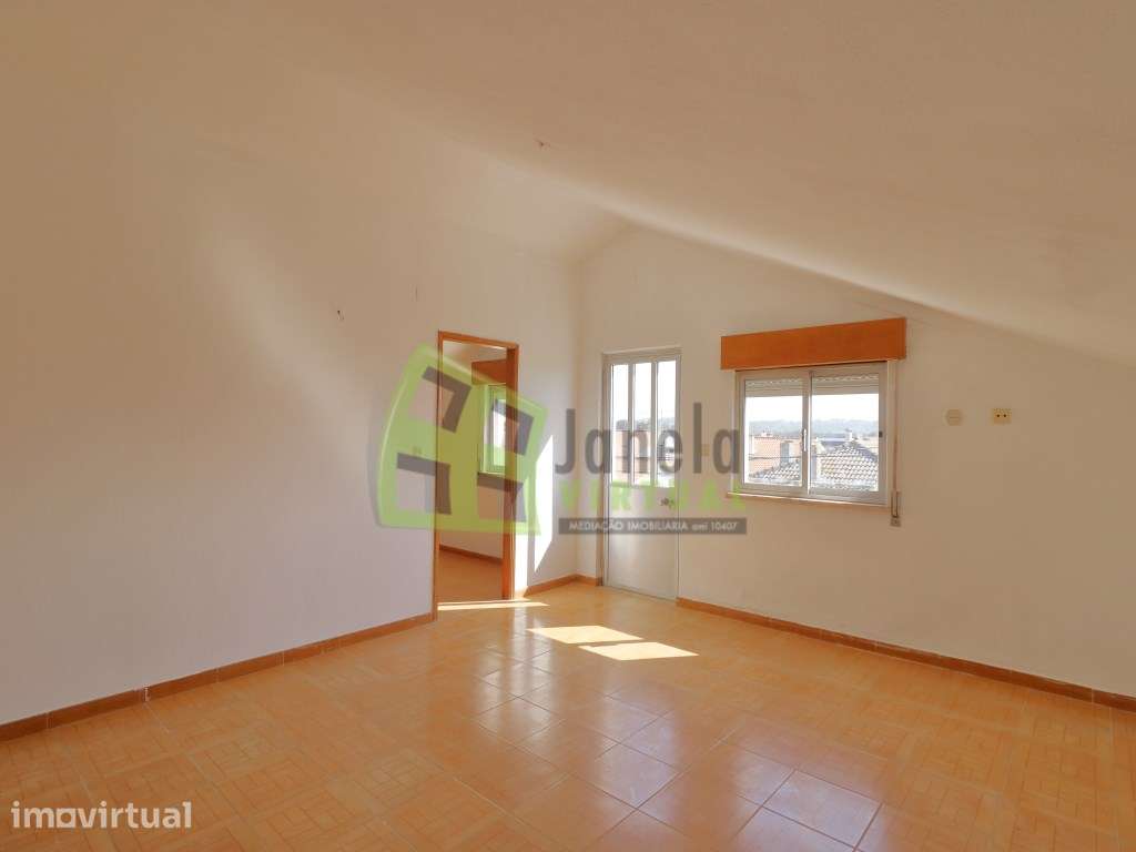 Moradia Bi-Familiar Duplex para Remodelar | Quinta do Conde - Grande imagem: 5/19