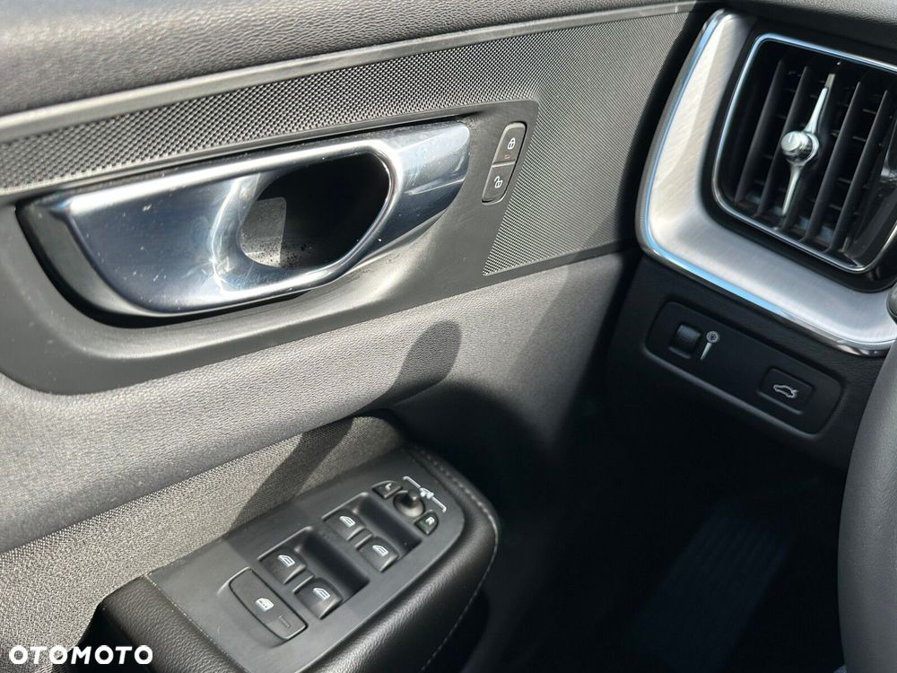 Volvo XC 60 T4 Momentum - 22