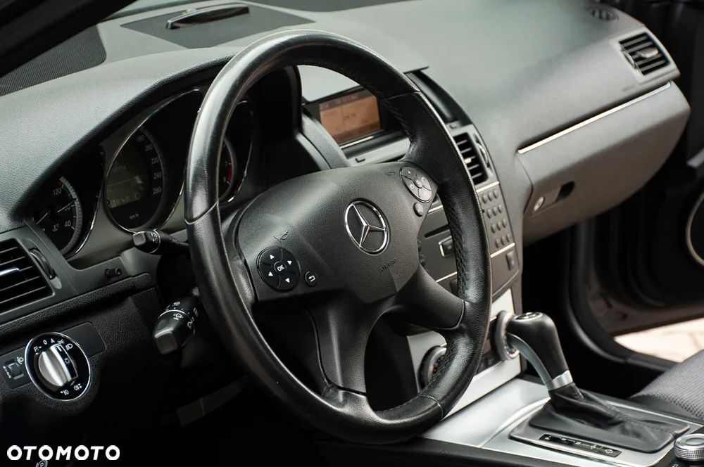Mercedes-Benz Klasa C 180 CGI Automatik BlueEFFICIENCY Elegance - 32