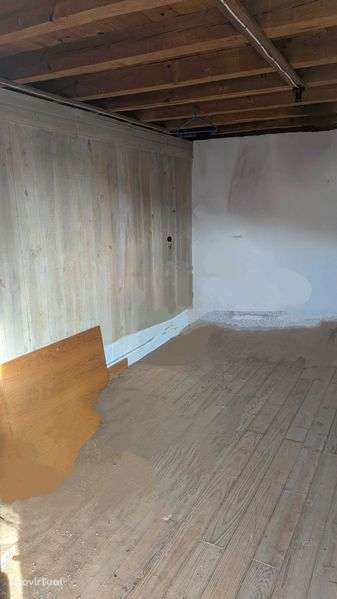 Vende-se moradia rústica para ganhar uma nova vida... - Grande imagem: 5/12