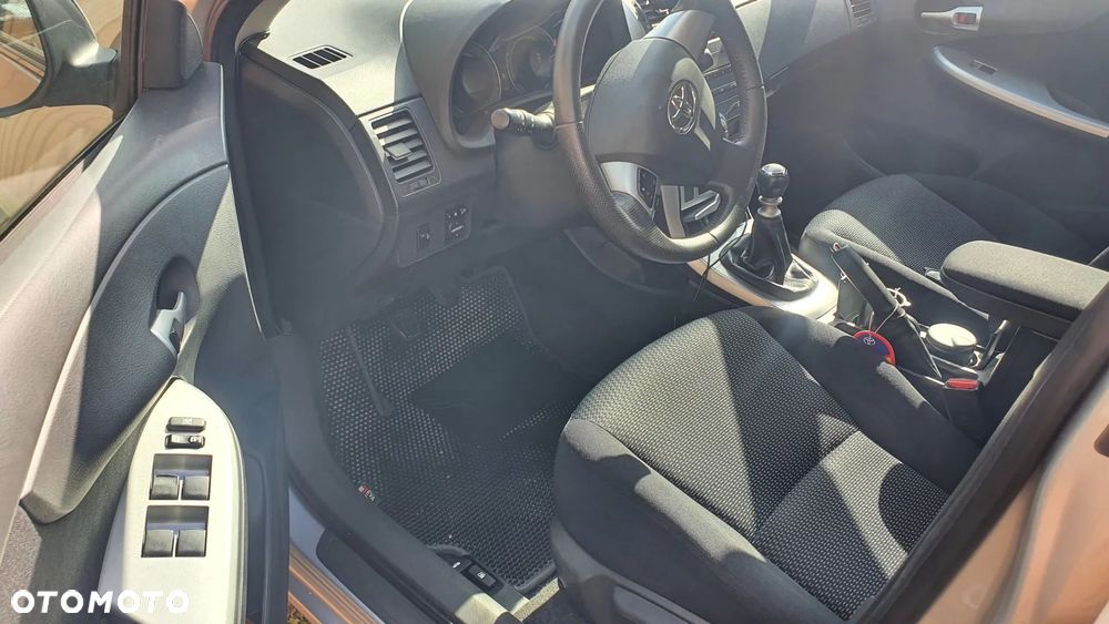 Toyota Corolla 1.6 Premium + - 6