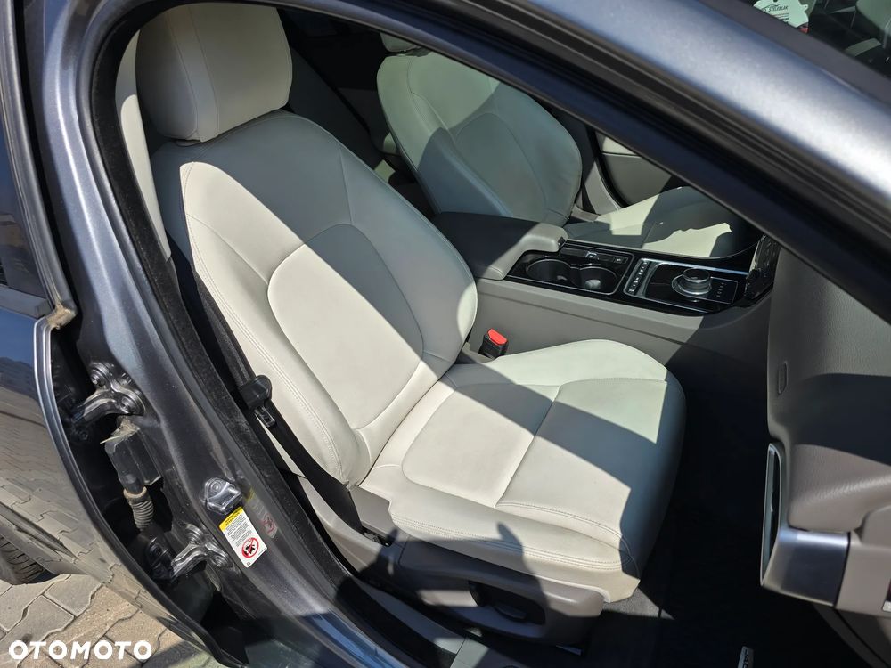 Jaguar XE S - 20