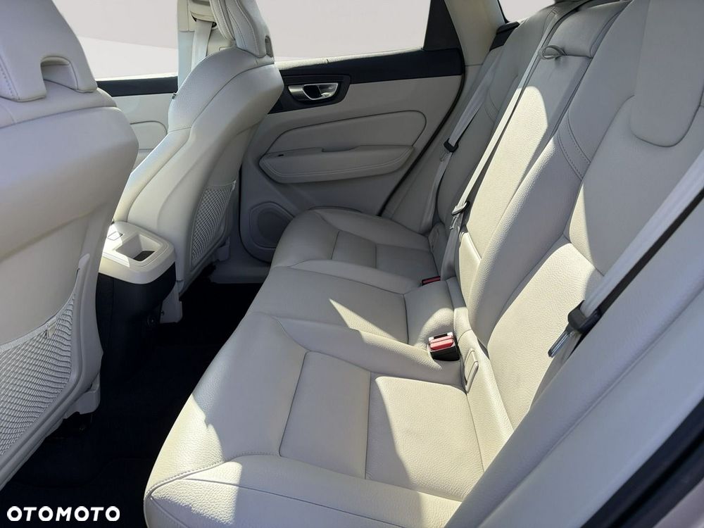 Volvo XC 60 B4 D AWD Plus Dark - 23