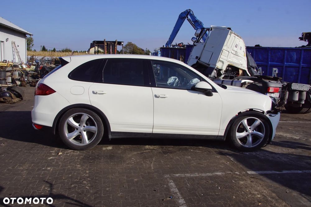 Auto na części - Porsche Cayenne II 3.0 D 239 KM CASA A5904 LR9A 2011R Silnik Skrzynia Drzwi Klapa Błotnik Lampa Lusterko Szyba Klamka Deska Kokpit Sterownik Moduł Czujnik Licznik Kierownica Wyświetlacz Panel - 4
