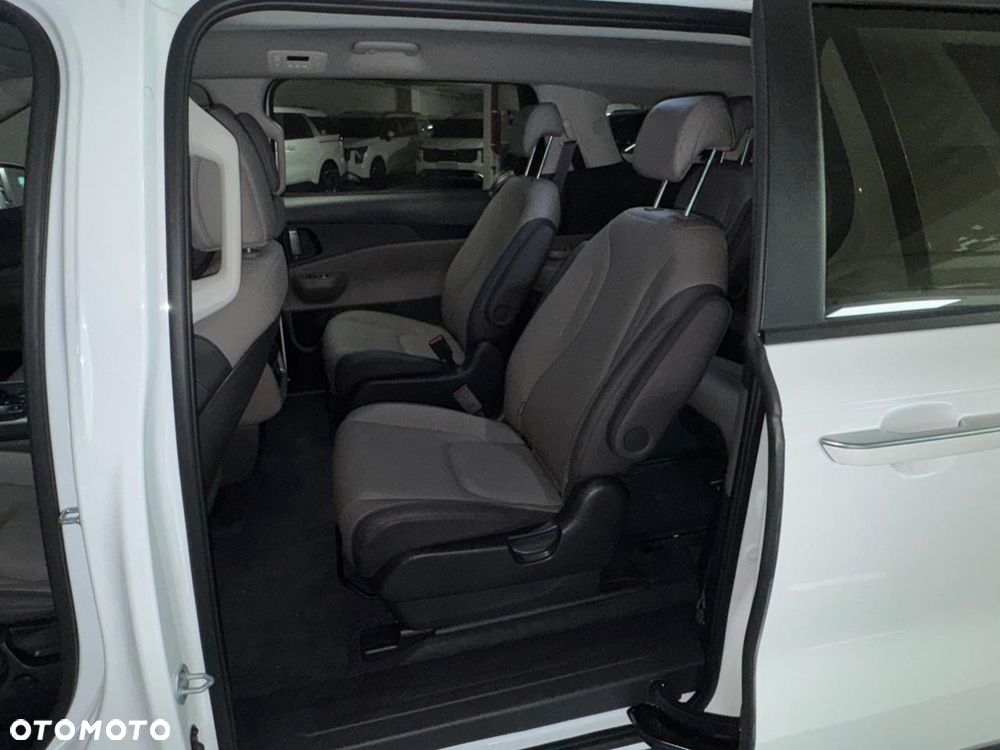 Kia Carnival - 19