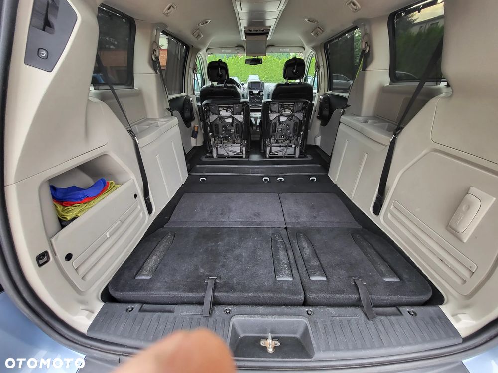 Chrysler Town & Country 3.6 Limited - 16