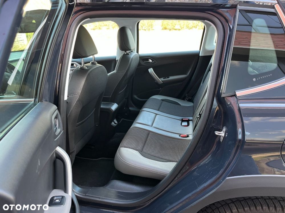 Peugeot 2008 1.2 Pure Tech GPF Allure S&S EAT6 - 24