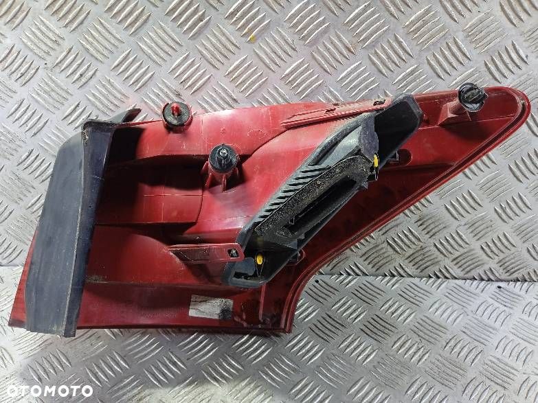 LAMPA LEWA TYLNA PEUGEOT 407 SW - 2
