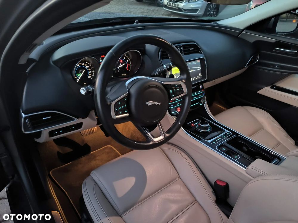 Jaguar XE 2.0 T Prestige - 17