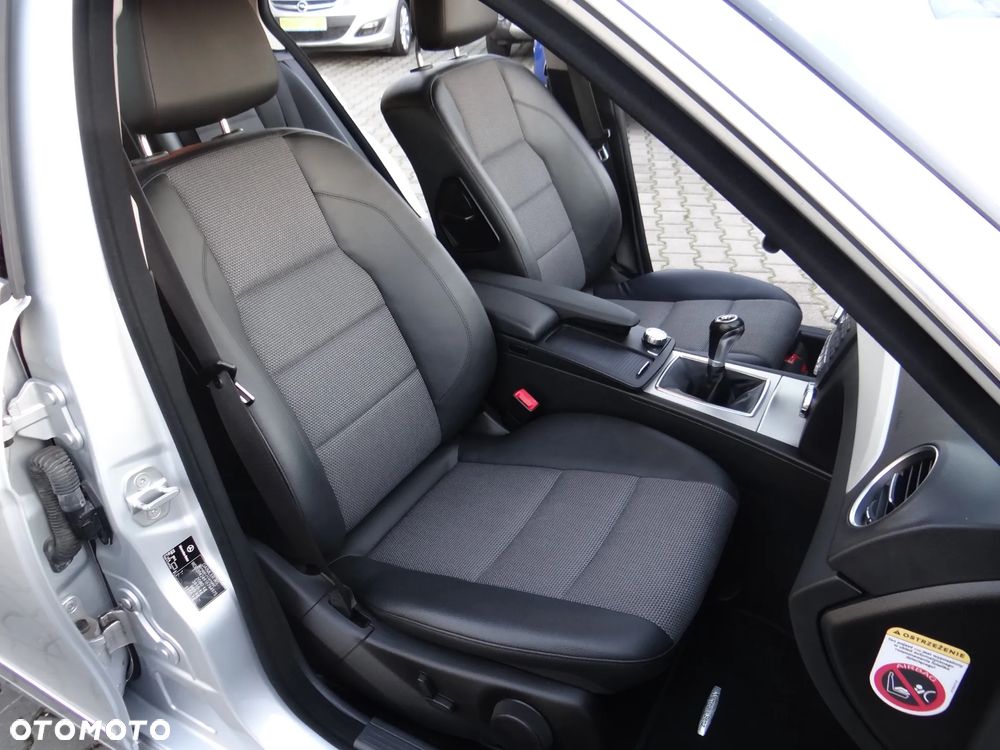 Mercedes-Benz Klasa C 180 CGI BlueEff Avantgarde - 29