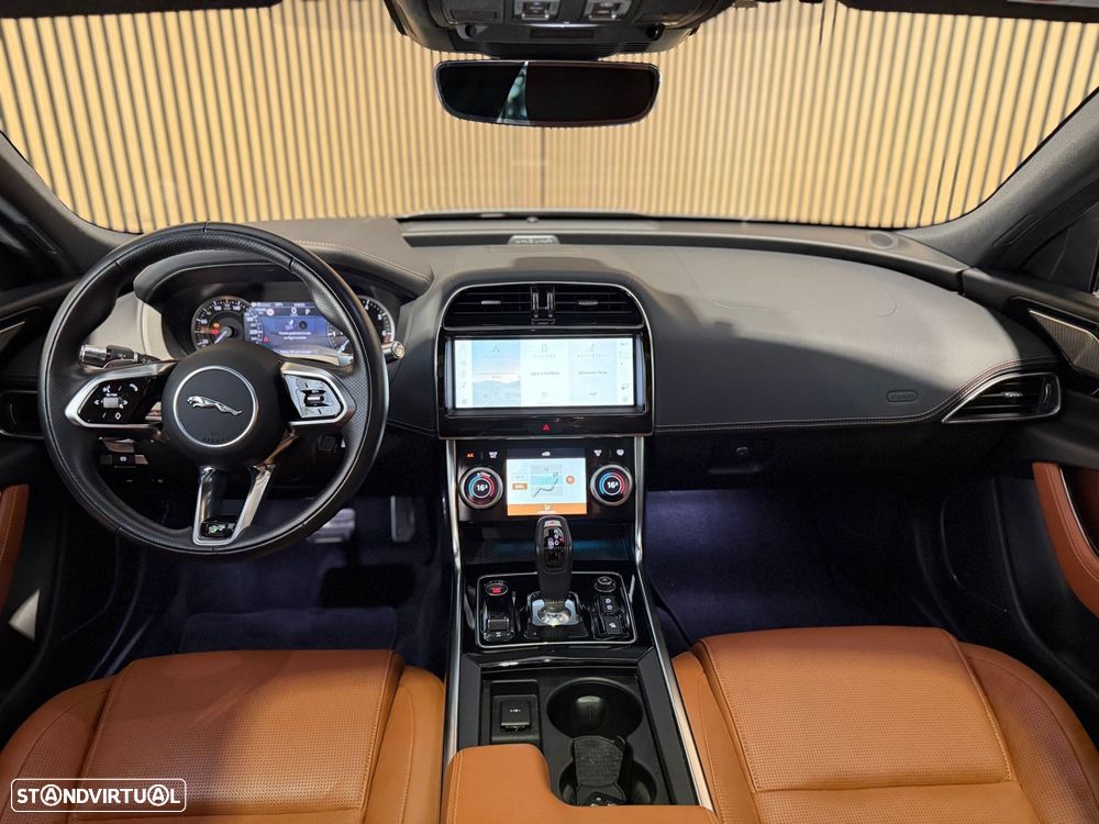Jaguar XE 2.0 i4 R-Dynamic HSE - 7