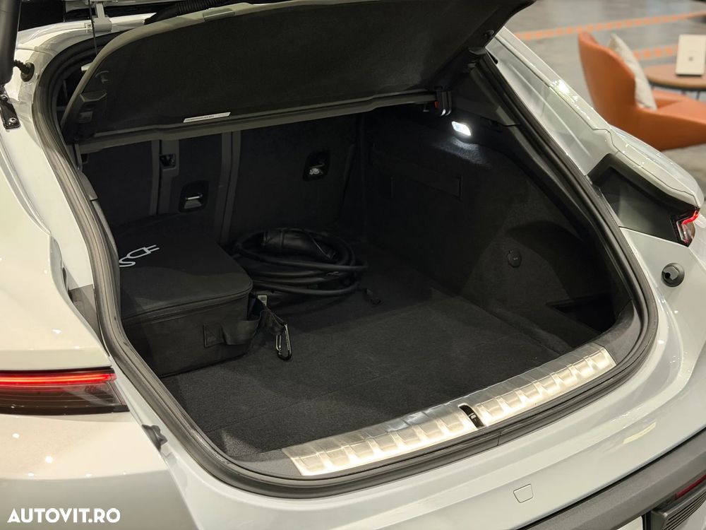 Porsche Taycan 4 - 10