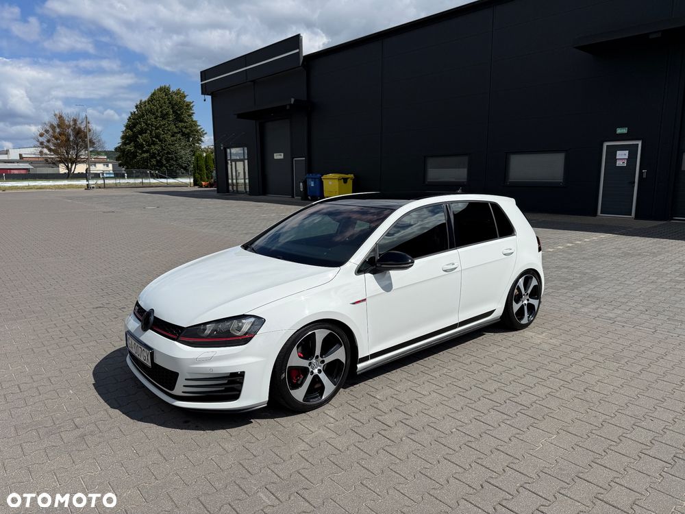 Volkswagen Golf - 1