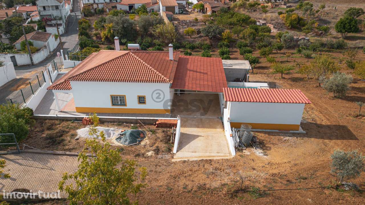 Moradia T2 com Terreno, armazém e parqueamento - Grande imagem: 3/36