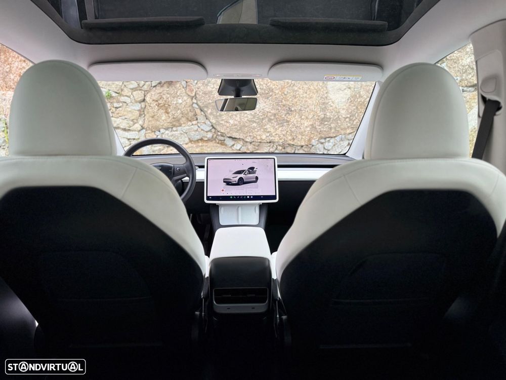 Tesla Model Y Standard Long Range RWD - 30