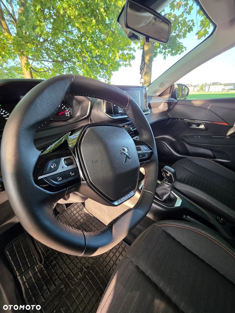 Peugeot 208 - 12