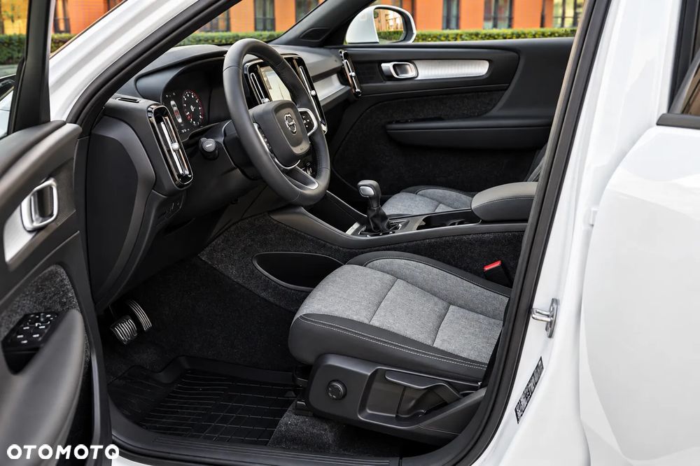 Volvo XC 40 T3 Momentum Pro - 26