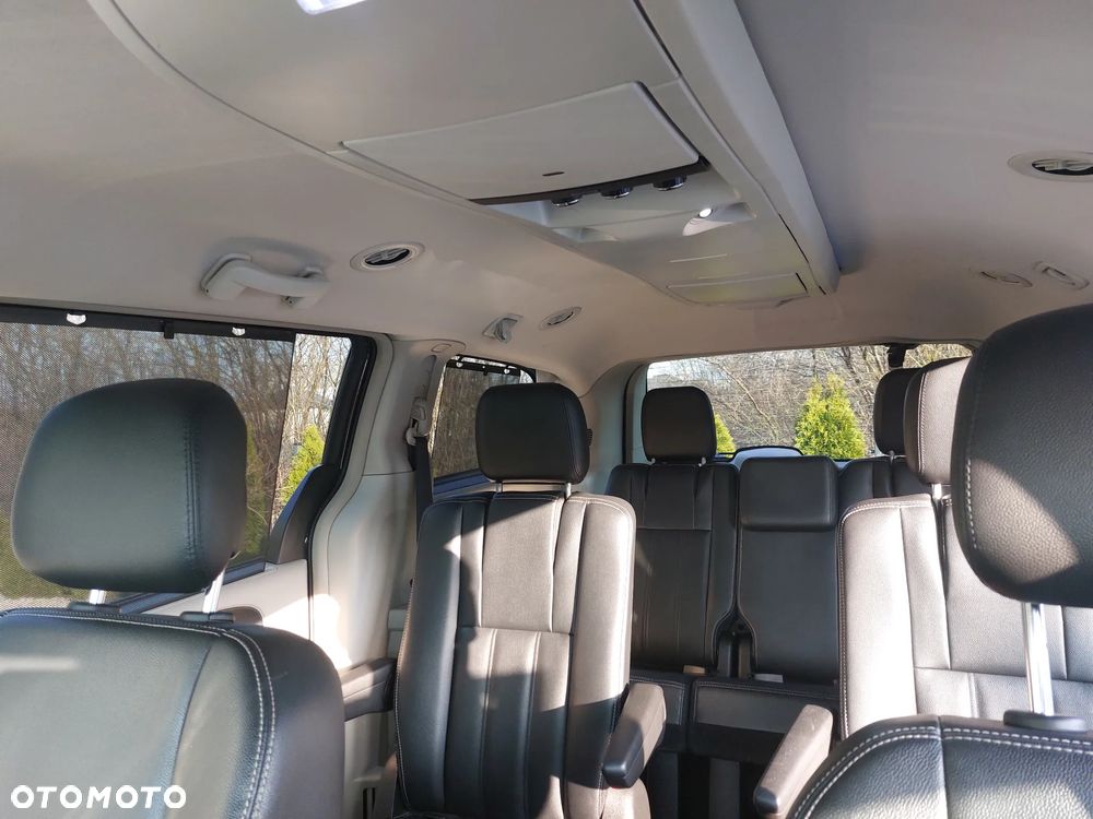 Chrysler Town & Country 3.6 Limited - 21