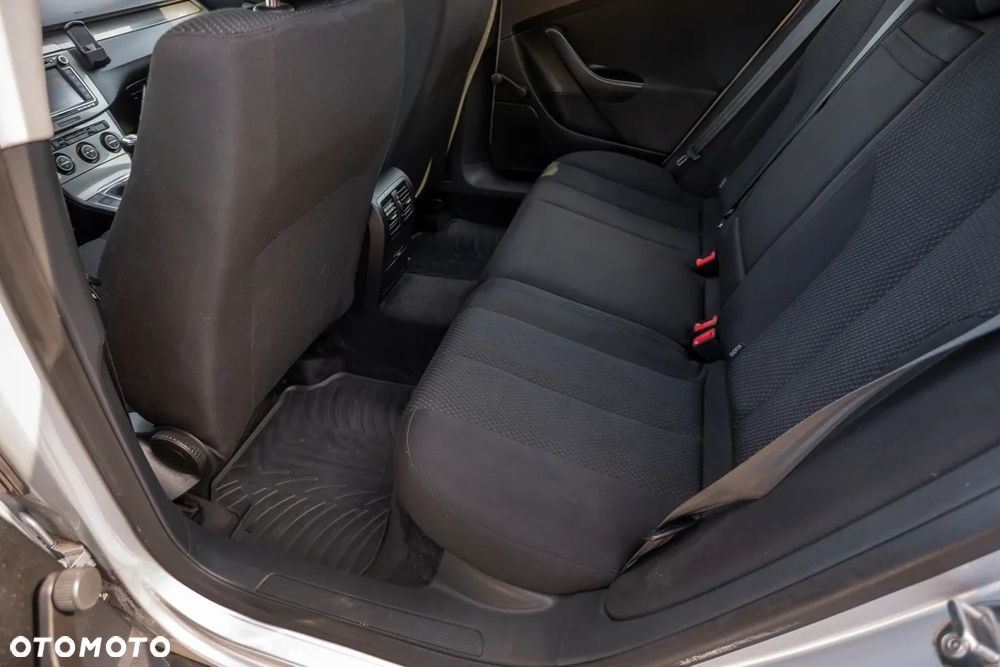 Volkswagen Passat 2.0 TDI DPF BlueMotion Technology Comfortline - 17