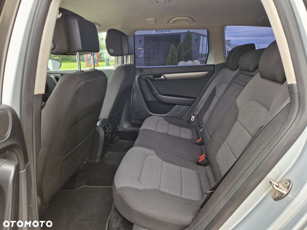 Volkswagen Passat 2.0 TDI Trendline DSG - 11