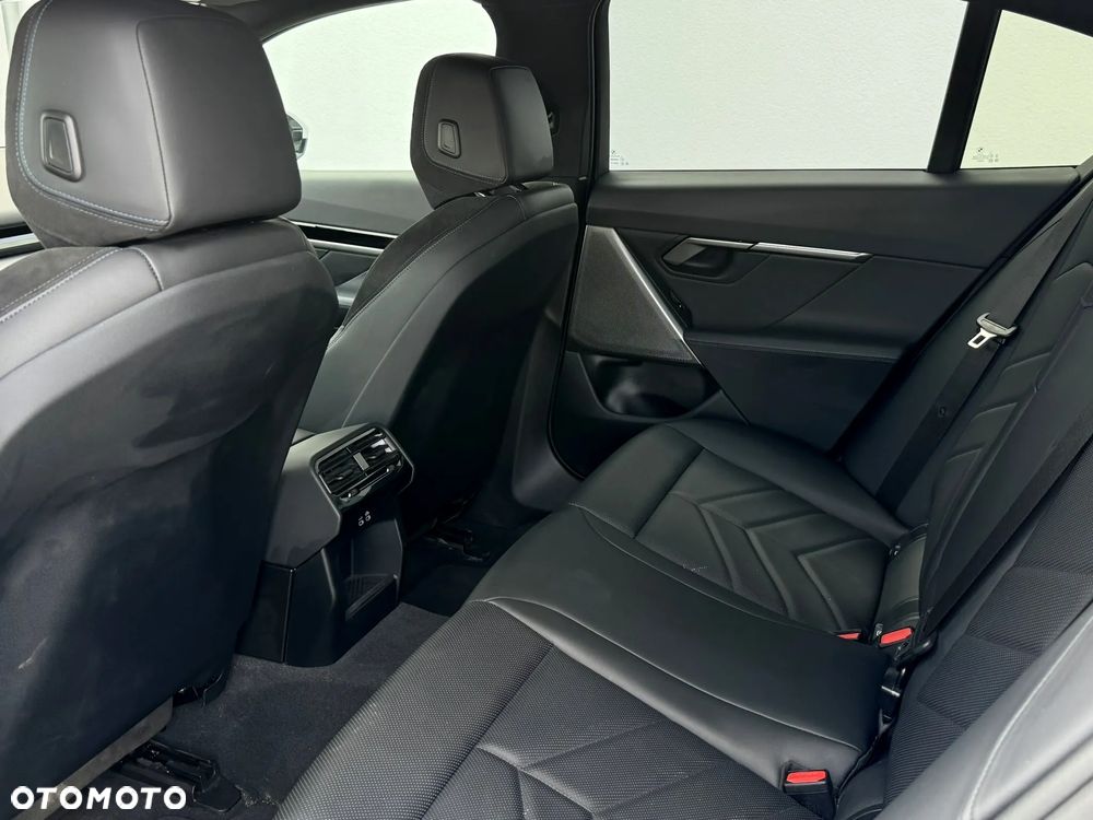BMW Seria 5 520i mHEV - 11