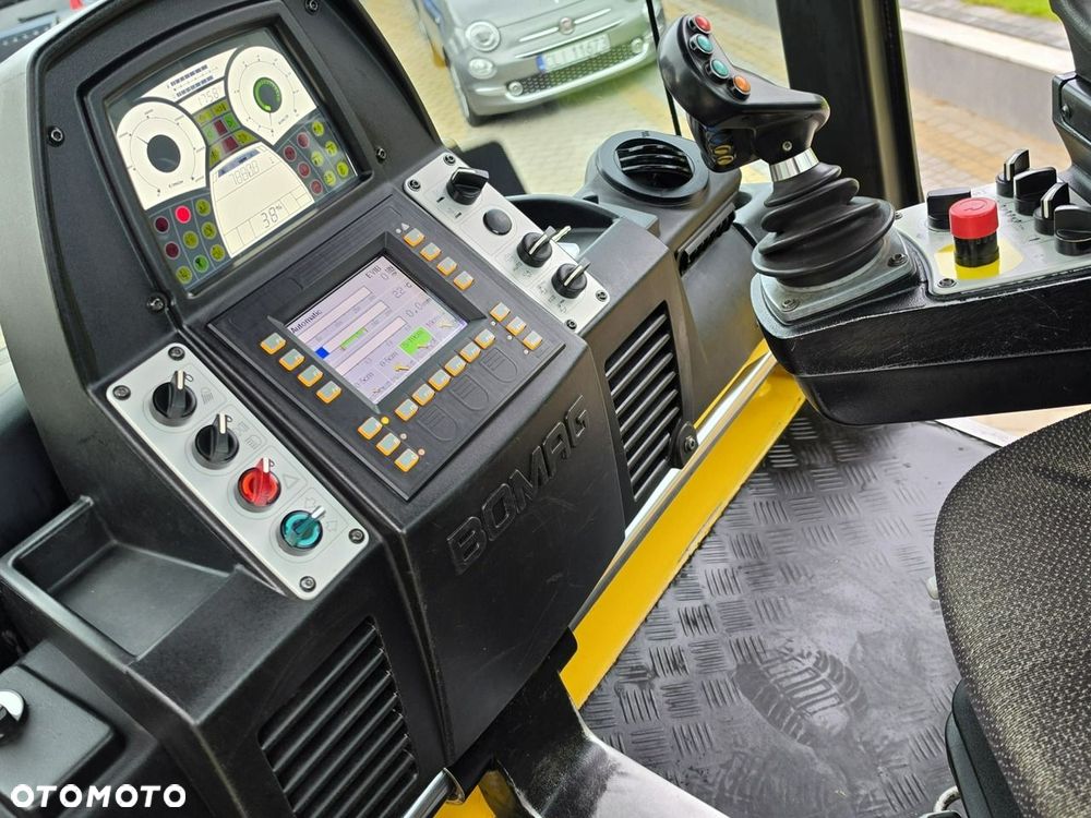 Bomag BW 154 AP-4i AM / rozsiewacz BS150 - 8