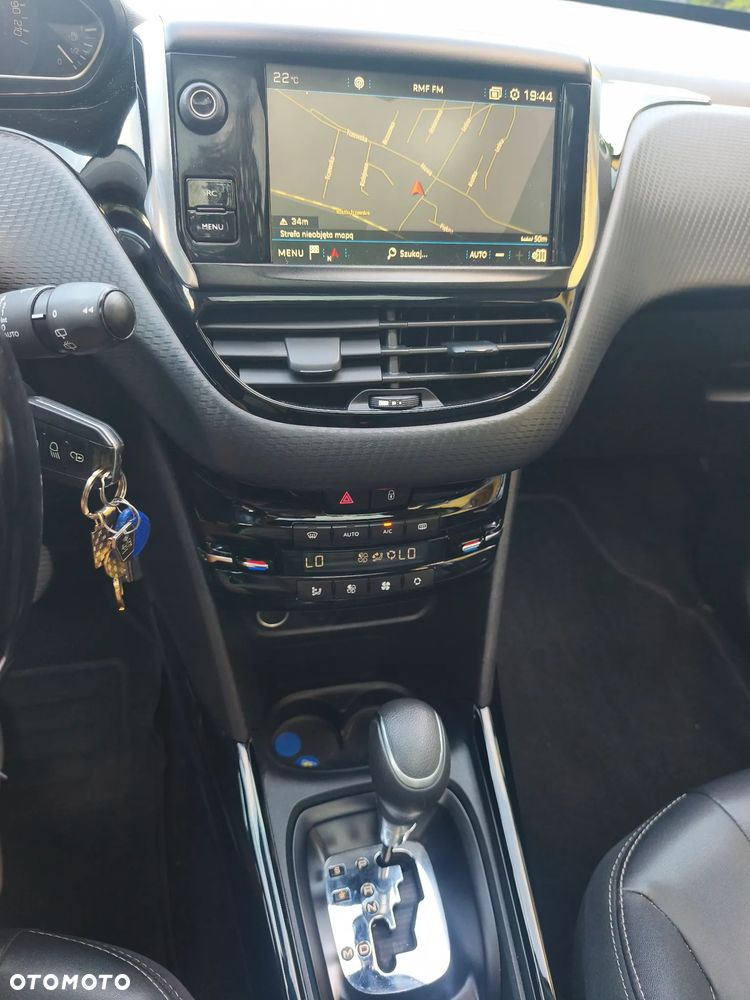 Peugeot 2008 1.2 Pure Tech Allure S&S EAT6 - 17