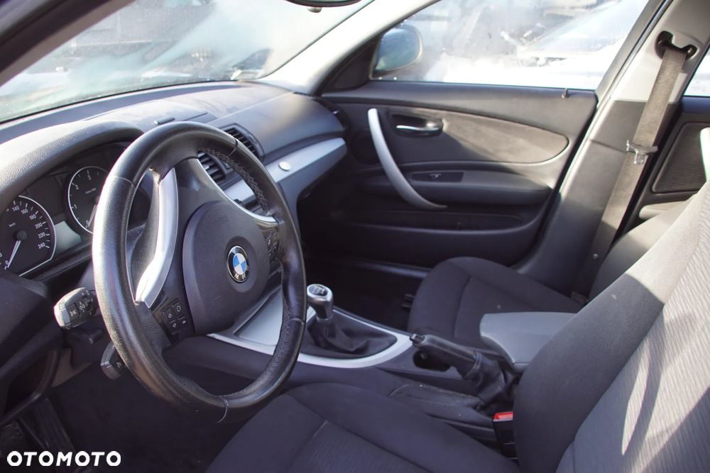 Auto na części - BMW E87 116D Lift 2.0 D 116 KM N47D20 GS6-17DG A52 2010R Silnik Skrzynia Drzwi Błotnik Zderzak Klapa Lampa Klamka Szyba Lusterko Deska Kokpit Sterownik Moduł Czujnik Licznik Panel Kierownica - 10