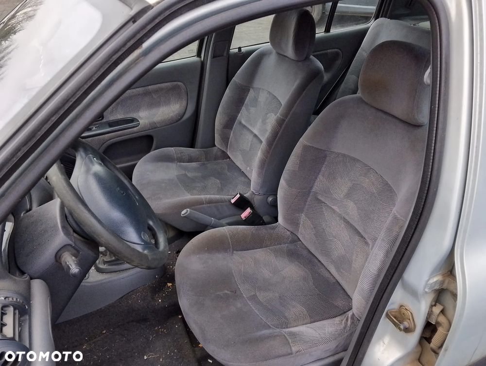 Renault Clio II (98-01r.) 1.4 B 74KM. Silnik E7J 634 Skrzynia JB1966 lakier MV632. Cały na części. GWARANCJA !!!  Przód Tył Zestaw Komplet Drzwi Klapa Zderzak Błotnik Maska Grill Atrapa Szyba Pas Lampa Lusterko Boczki Fotel Kanapa Kokpit Deska Rozdzielcza Przełącznik Włącznik Sterownik Przewody Wiązka Instalacja Moduł Komputer Czujnik Listwa Pompa Alternator Wtryski Głowica Rozrusznik Kompresor Sprzęgło Dwumas Silnik Skrzynia ABS Klimatyzacji Paliwa Wspomagania Kolektor Turbina Przepustnica Zawór Chłodnica Koło Hak Belka Sanki Zawieszenie Mcpherson Półoś Amortyzator Wydech Tłumik Zacisk Most - 7