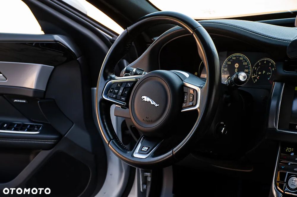 Jaguar XF 2.0 T R-Sport - 30