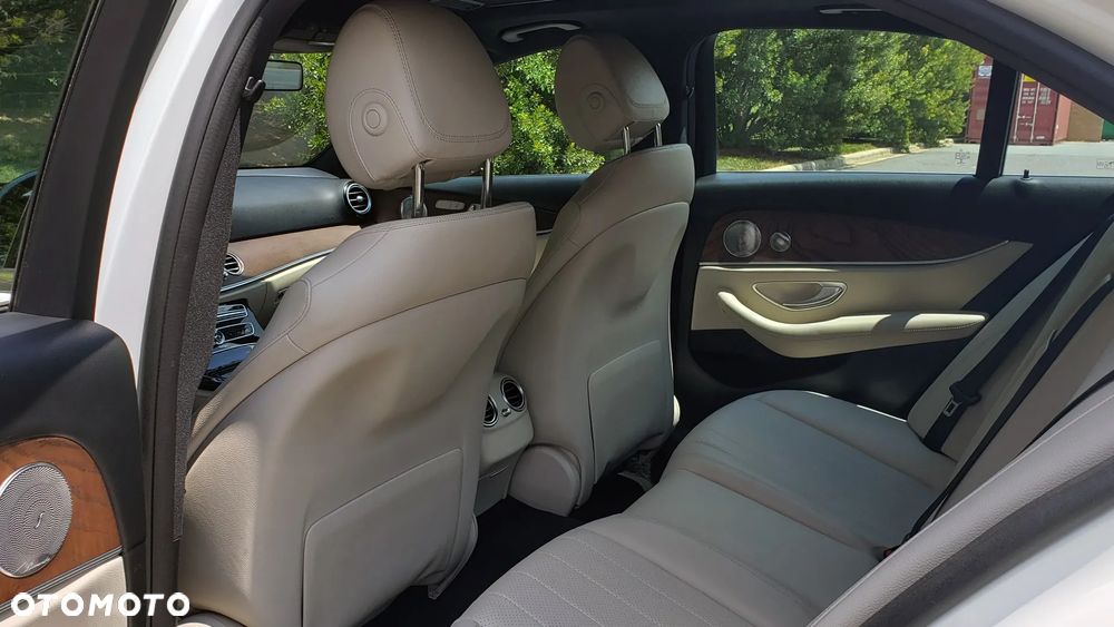 Mercedes-Benz Klasa E 300 9G-TRONIC - 19