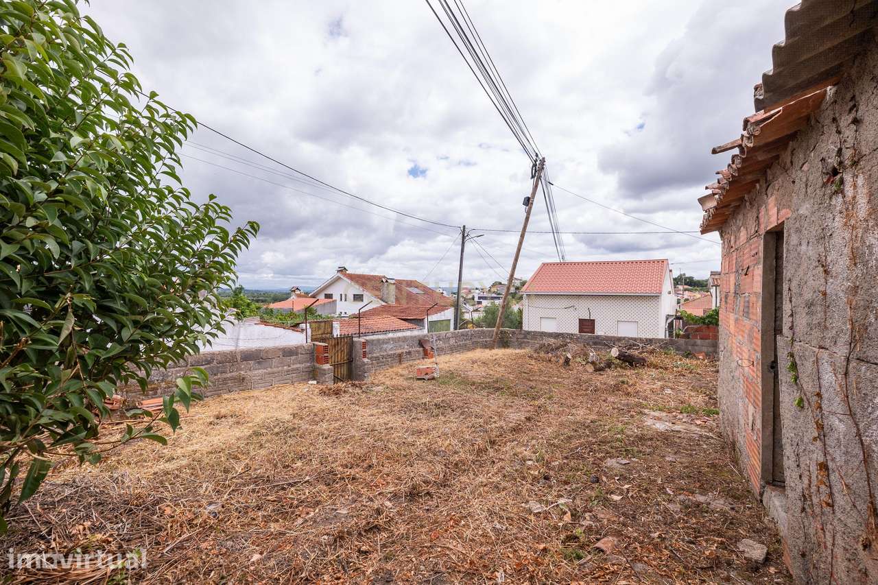 Moradia com terreno e estacionamento para recuperar - Pereira do Campo - Grande imagem: 5/26