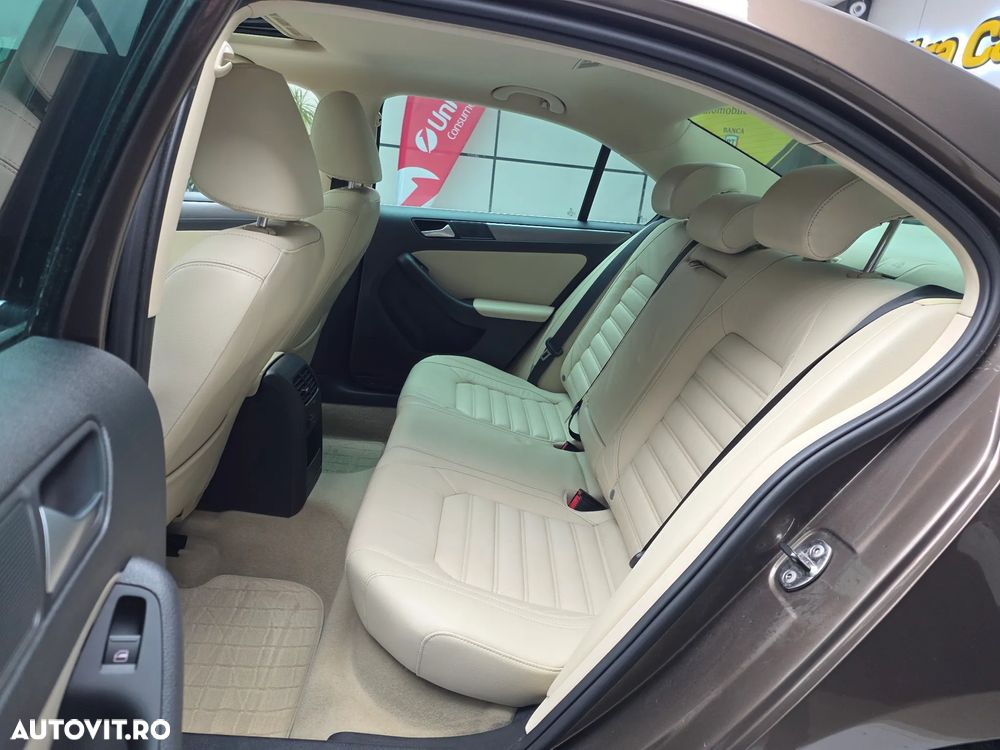 Volkswagen Jetta 2.0 TDI DSG Highline - 18