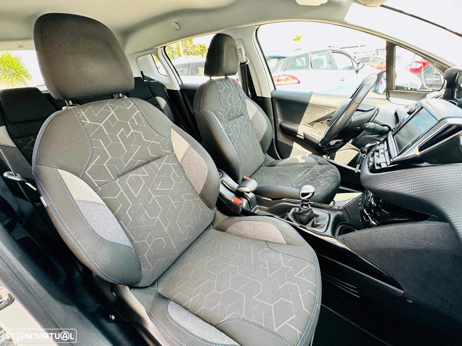 Peugeot 2008 1.2 PureTech Signature - 24